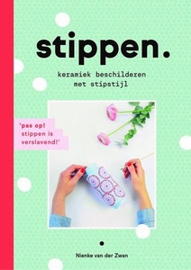 Stippen, keramiek beschilderen met stipstijl. N.v.d. Zwan